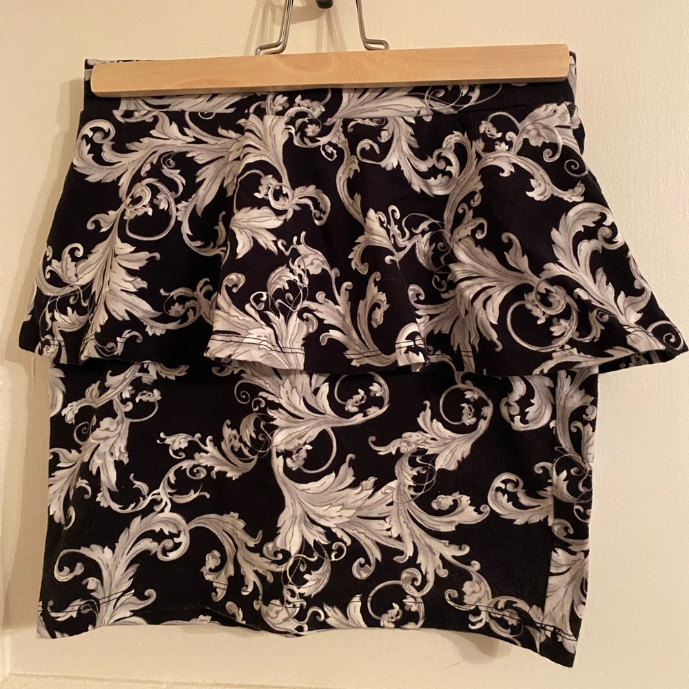 Forever 21 Black & White Floral Mini Skirt 💋
